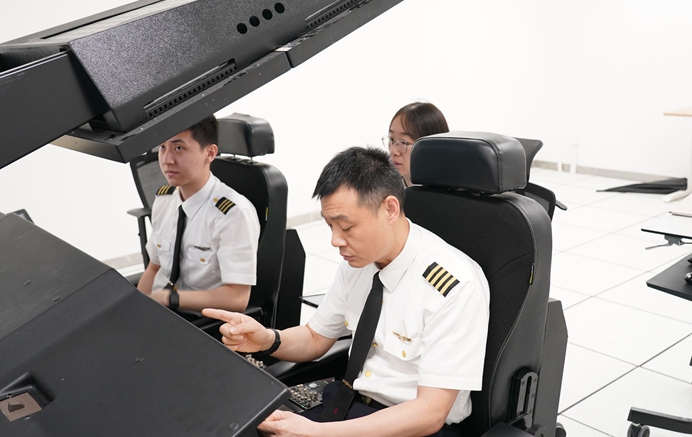 4. 飛行模擬機(jī)操作訓(xùn)練.jpg